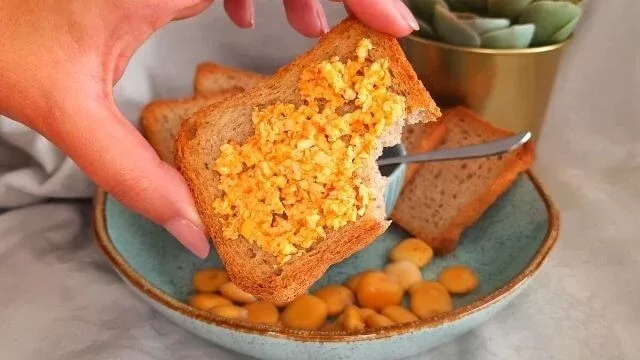 Tosta com pate de tremoço