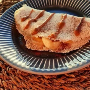 Tapioca com banana e manteiga de amendoim e canela