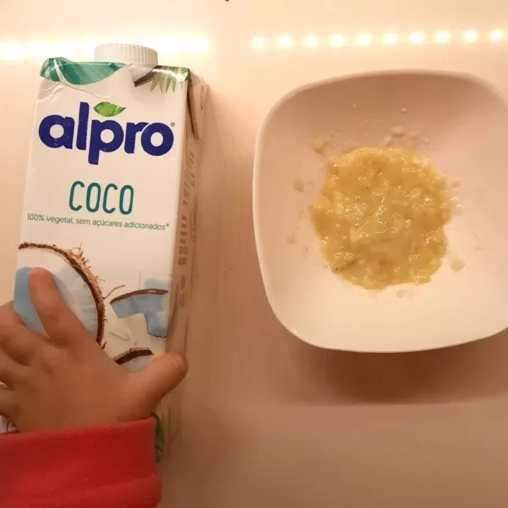 Leite de coco para as papas de aveia no forno com banana