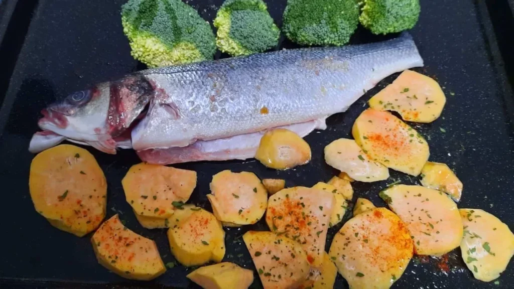 Preparação de robalo no forno com batata doce e brócolos