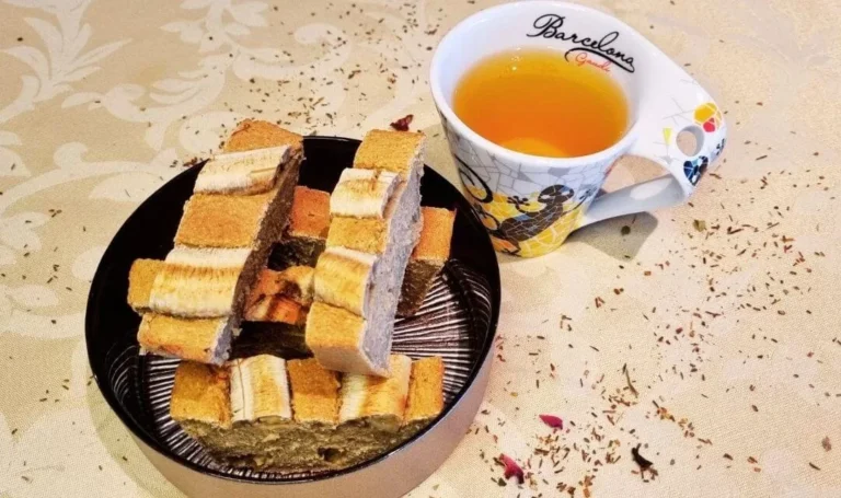 Bolo de Banana com chá de rooibos