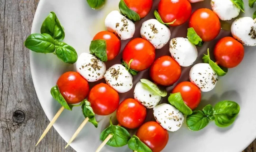 Espetadas de tomate e mozarella aos lanches