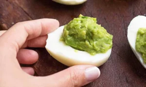 Ovos com Guacamole