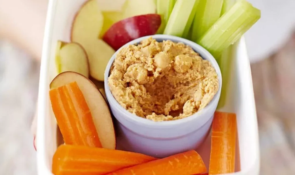 humus e palitos de legumes