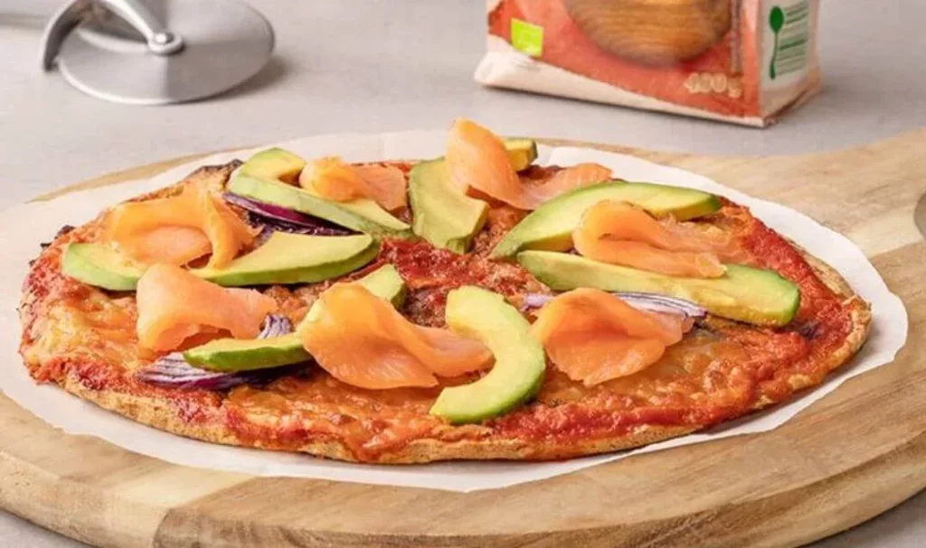 Receita de pizza de abacate e salmão fumado